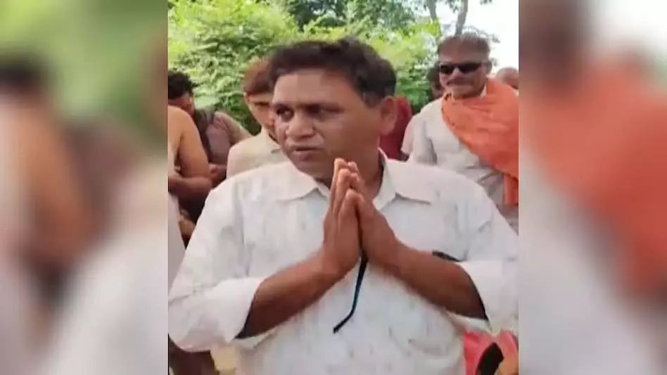 छात्रा ने छुट्टी मांगी तो टीचर ने देवी-देवताओं पर अभद्र टिप्पणी की, सस्पेंड छात्रा ने छुट्टी मांगी तो टीचर ने देवी-देवताओं पर अभद्र टिप्पणी की, सस्पेंड