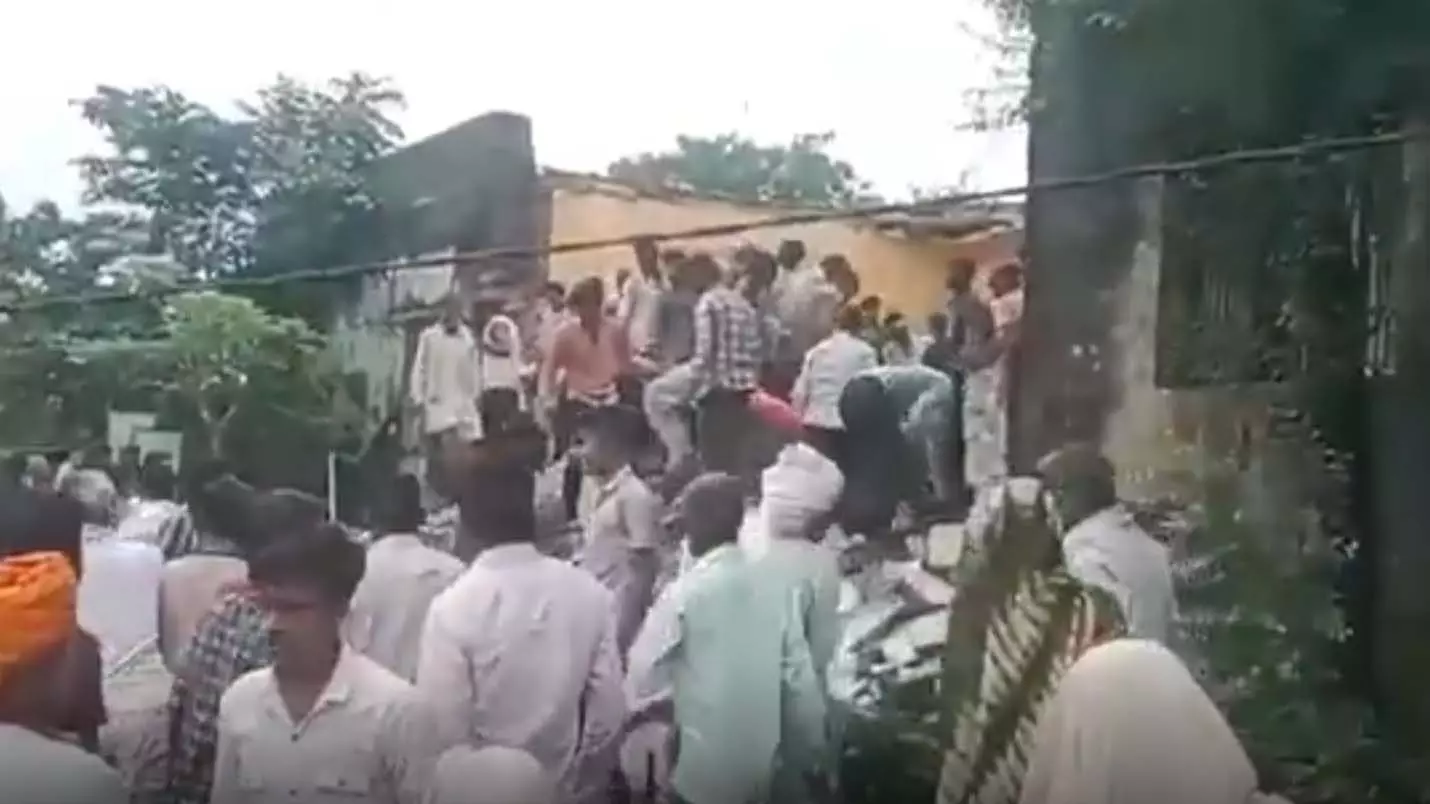 4 बच्चों की मौत, स्कूल की छत गिरने के बाद मची चीख-पुकार 4 बच्चों की मौत, स्कूल की छत गिरने के बाद मची चीख-पुकार