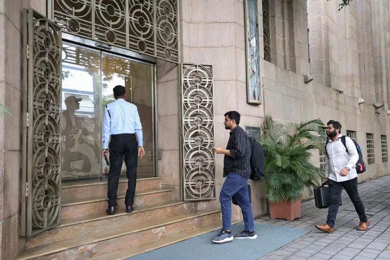 3 हजार करोड़ की धोखाधड़ी: ईडी ने अनिल अंबानी पर मारा छापा 3 हजार करोड़ की धोखाधड़ी: ईडी ने अनिल अंबानी पर मारा छापा