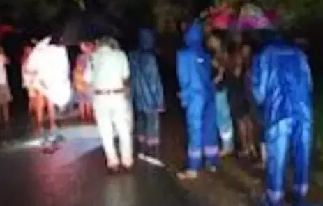 कार उफान नाले में बह गई, 8 लोगों को ग्रामीणों ने बचाया, मासूम की मौत कार उफान नाले में बह गई, 8 लोगों को ग्रामीणों ने बचाया, मासूम की मौत