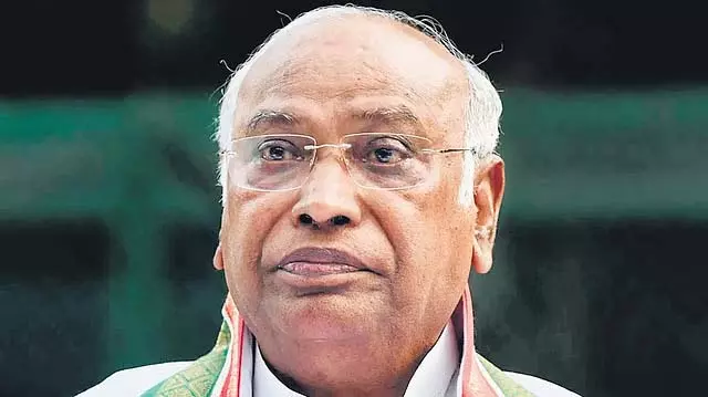 तेलंगाना ने कांग्रेस के सामाजिक न्याय 2.0 को गति दी: AICC अध्यक्ष मल्लिकार्जुन खड़गे तेलंगाना ने कांग्रेस के सामाजिक न्याय 2.0 को गति दी: AICC अध्यक्ष मल्लिकार्जुन खड़गे