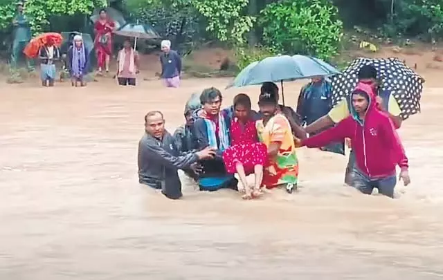 लगातार बारिश से Telangana के कई गांव जलमग्न, जलाशयों में पानी भर गया लगातार बारिश से Telangana के कई गांव जलमग्न, जलाशयों में पानी भर गया