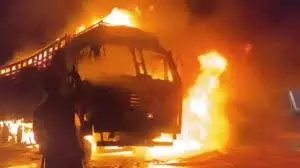 MP News: चलते ट्रक में अचानक लगी भीषड़ आग MP News: चलते ट्रक में अचानक लगी भीषड़ आग