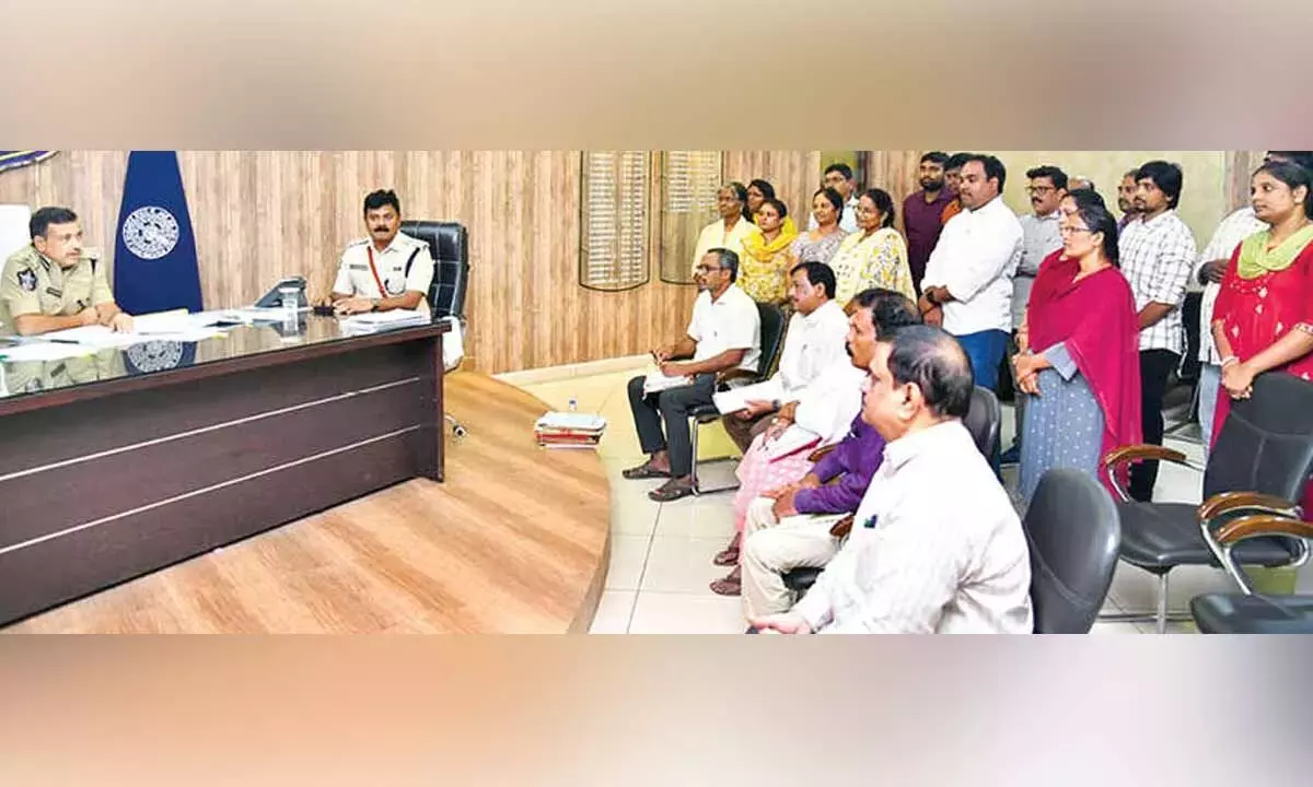 Andhra: आईजी ने पुलिस विभाग में आधुनिकीकरण पर जोर दिया Andhra: आईजी ने पुलिस विभाग में आधुनिकीकरण पर जोर दिया