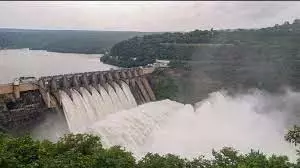 Andhra: श्रीशैलम बांध में भारी जलप्रवाह जारी Andhra: श्रीशैलम बांध में भारी जलप्रवाह जारी