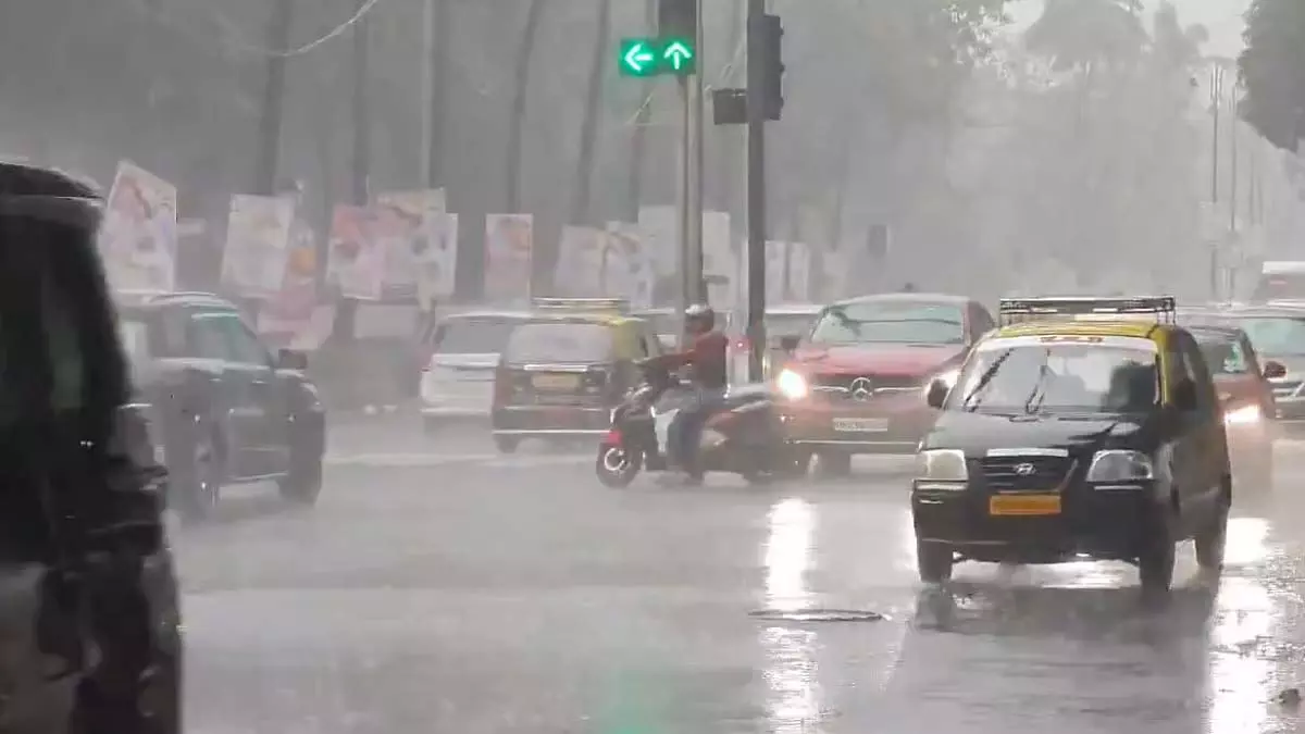 Mumbai : भारी बारिश से परिवहन व्यवस्था बुरी तरह प्रभावित Mumbai : भारी बारिश से परिवहन व्यवस्था बुरी तरह प्रभावित