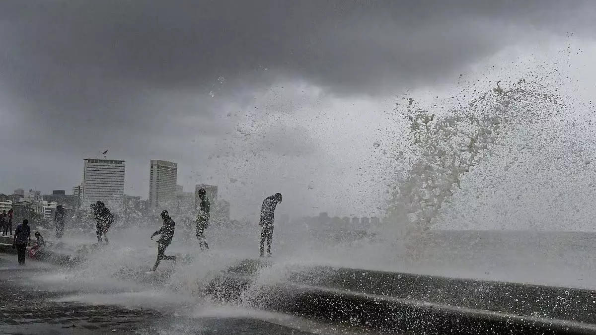 Mumbai ; अंधेरी सबवे में पानी भरा, और तेज़ बारिश का अनुमान Mumbai ; अंधेरी सबवे में पानी भरा, और तेज़ बारिश का अनुमान