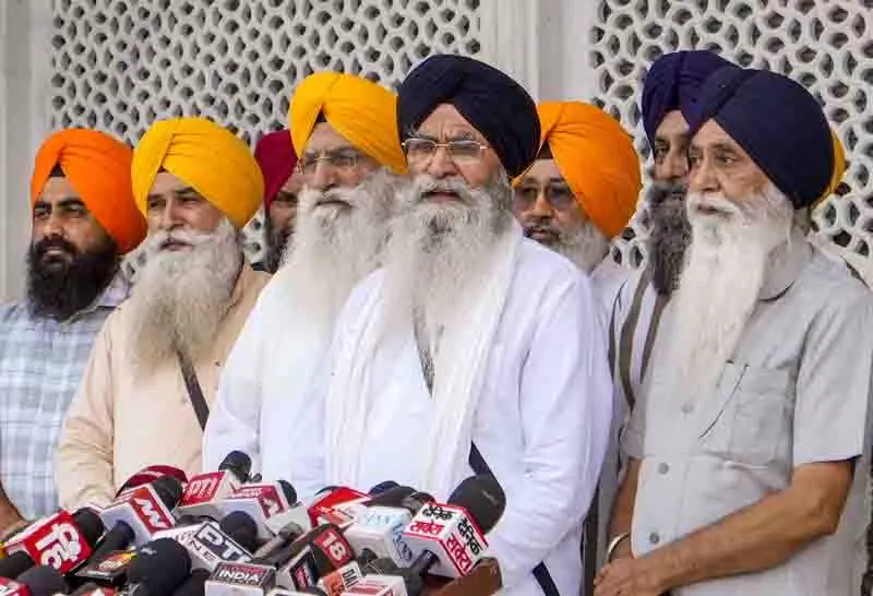 SGPC प्रमुख धामी पर गुरु तेग बहादुर के शताब्दी समारोह का राजनीतिकरण करने का आरोप SGPC प्रमुख धामी पर गुरु तेग बहादुर के शताब्दी समारोह का राजनीतिकरण करने का आरोप