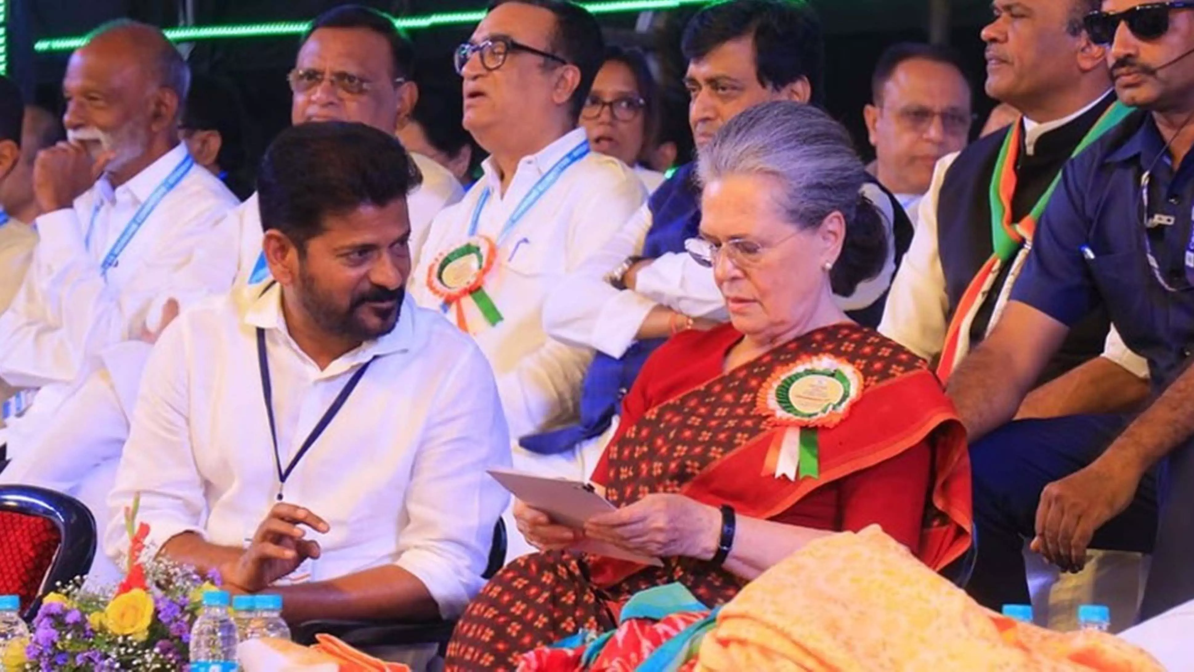 Telangana : सीएम रेवंत रेड्डी ने सोनिया गांधी के पत्र को ऑस्कर, नोबेल पुरस्कार बताया Telangana : सीएम रेवंत रेड्डी ने सोनिया गांधी के पत्र को ऑस्कर, नोबेल पुरस्कार बताया