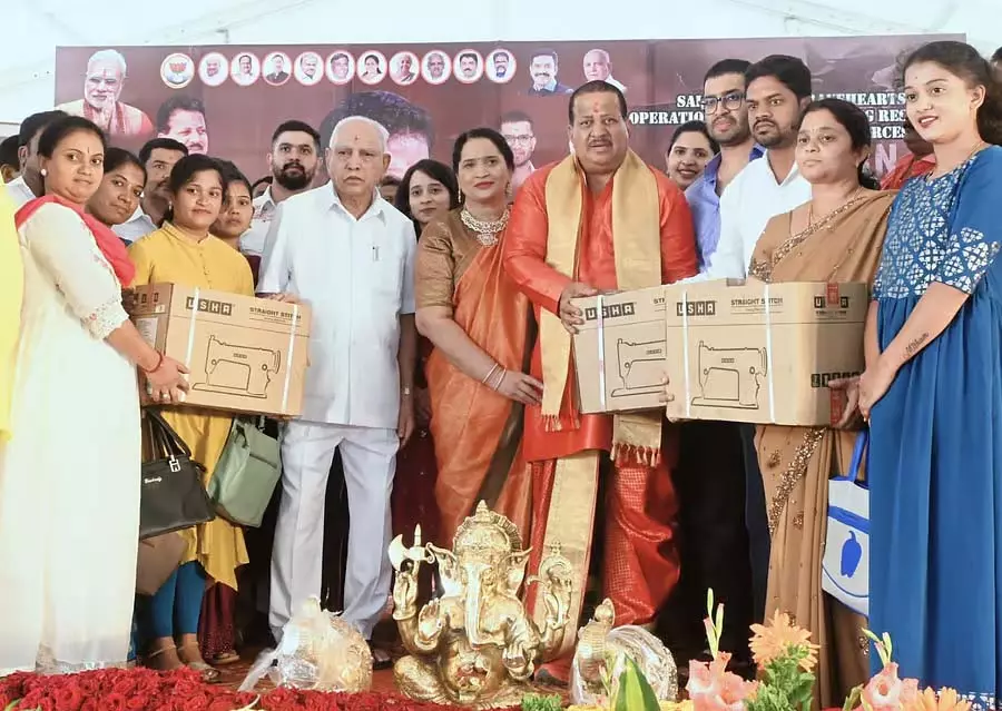 Yelahanka : तिपहिया वाहन, सिलाई मशीन वितरण Yelahanka : तिपहिया वाहन, सिलाई मशीन वितरण