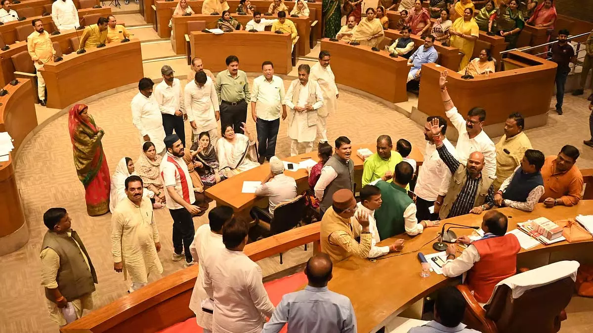 हंगामे के बीच भोपाल नगर निगम ने हमीदिया अस्पताल और कॉलेज का नाम बदलने का प्रस्ताव पारित किया हंगामे के बीच भोपाल नगर निगम ने हमीदिया अस्पताल और कॉलेज का नाम बदलने का प्रस्ताव पारित किया