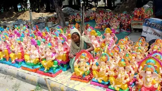 ‘इको-फ्रेंडली गणेश’ को बढ़ावा, पीओपी मूर्तियों पर सरकार की सख्ती ‘इको-फ्रेंडली गणेश’ को बढ़ावा, पीओपी मूर्तियों पर सरकार की सख्ती
