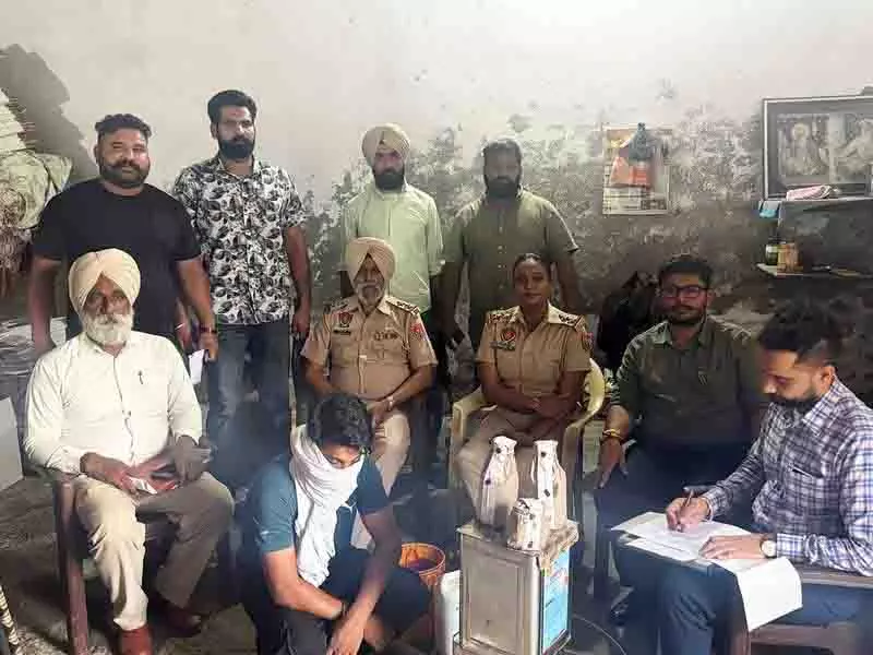 Amritsar में नकली देसी घी बनाने वाली इकाई सील Amritsar में नकली देसी घी बनाने वाली इकाई सील