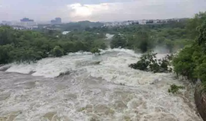 Hyderabad: दो जलाशयों में पानी का प्रवाह तेज हुआ, हुसैन सागर लबालब भर गया Hyderabad: दो जलाशयों में पानी का प्रवाह तेज हुआ, हुसैन सागर लबालब भर गया