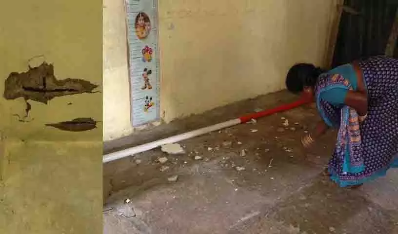 Medak आंगनवाड़ी केंद्र में स्लैब गिरने से 12 बच्चे बाल-बाल बचे Medak आंगनवाड़ी केंद्र में स्लैब गिरने से 12 बच्चे बाल-बाल बचे