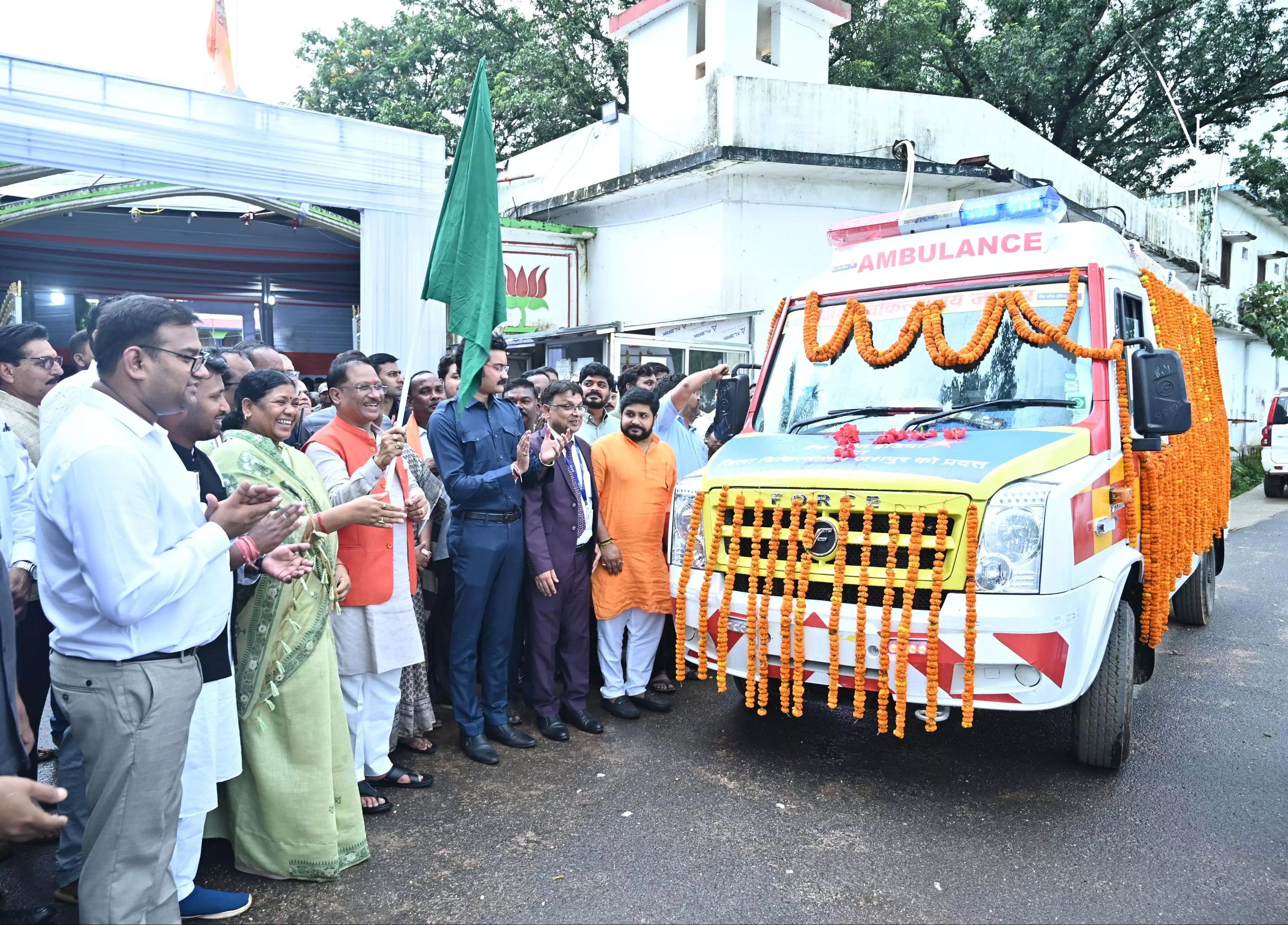 मुख्यमंत्री विष्णुदेव साय ने आधुनिक एम्बुलेंस को दिखायी हरी झंडी मुख्यमंत्री विष्णुदेव साय ने आधुनिक एम्बुलेंस को दिखायी हरी झंडी