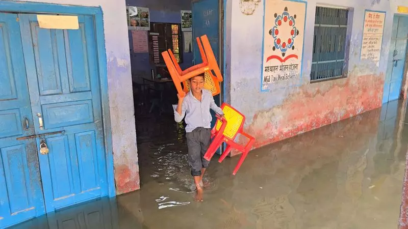 झज्जर के सरकारी स्कूल में पानी भरने से स्कूल को अस्थायी रूप से स्थानांतरित करना पड़ा झज्जर के सरकारी स्कूल में पानी भरने से स्कूल को अस्थायी रूप से स्थानांतरित करना पड़ा