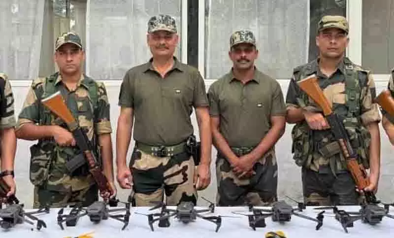 BSF ने 24 घंटे में 6 पाकिस्तानी ड्रोन को निष्क्रिय किया, पिस्तौल और हेरोइन बरामद BSF ने 24 घंटे में 6 पाकिस्तानी ड्रोन को निष्क्रिय किया, पिस्तौल और हेरोइन बरामद