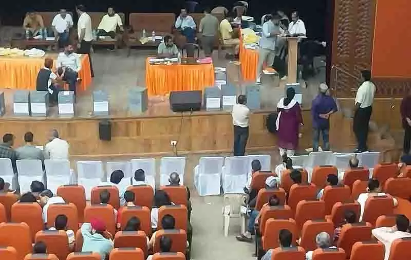 Kullu दशहरा कॉम्प्लेक्स की नीलामी में लगी बोली, अधिकतम बोली 75,000 रुपये प्रति माह Kullu दशहरा कॉम्प्लेक्स की नीलामी में लगी बोली, अधिकतम बोली 75,000 रुपये प्रति माह