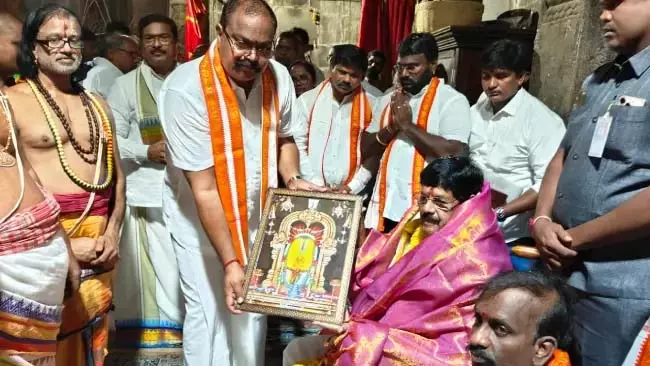 Andhra : मंत्री अनम राम नारायण रेड्डी ने सिम्हाद्रि अप्पन्ना का दौरा किया Andhra : मंत्री अनम राम नारायण रेड्डी ने सिम्हाद्रि अप्पन्ना का दौरा किया