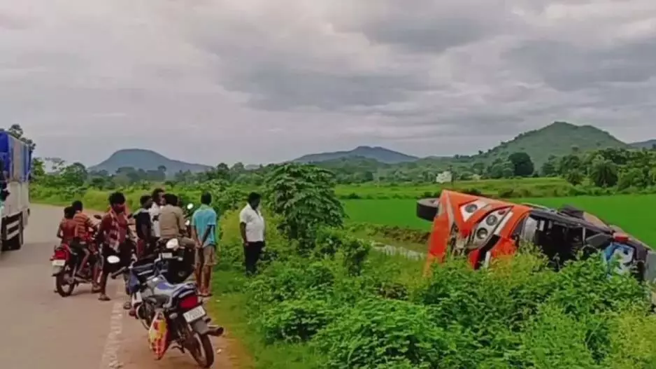 नयागढ़ में बस पलटी, 17 यात्री घायल, 4 की हालत गंभीर नयागढ़ में बस पलटी, 17 यात्री घायल, 4 की हालत गंभीर