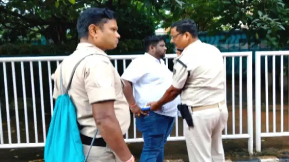 ओडिशा सचिवालय में फर्जी आईडी के साथ घुसने का प्रयास, दलाल गिरफ्तार ओडिशा सचिवालय में फर्जी आईडी के साथ घुसने का प्रयास, दलाल गिरफ्तार
