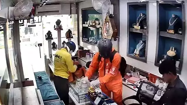 Ghaziabad : डिलीवरी एजेंट बनकर आए लुटेरों ने बंदूक की नोक पर सोने की दुकान लूटी Ghaziabad : डिलीवरी एजेंट बनकर आए लुटेरों ने बंदूक की नोक पर सोने की दुकान लूटी