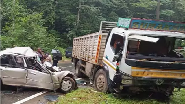 ट्रक और कार के बीच भीषण टक्कर; चार लोगों की मौके पर ही मौत ट्रक और कार के बीच भीषण टक्कर; चार लोगों की मौके पर ही मौत