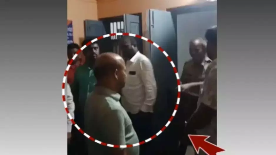 पूर्व बीजद विधायक के समर्थक की गिरफ्तारी पर ओडिशा पुलिस स्टेशन में विवाद पूर्व बीजद विधायक के समर्थक की गिरफ्तारी पर ओडिशा पुलिस स्टेशन में विवाद