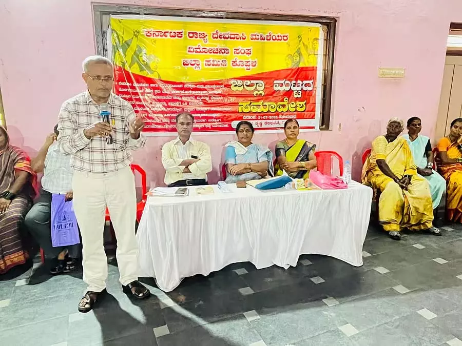 देवदासी महिलाओं की पारिवारिक जनगणना उचित तरीके से की जाए: U. Basavaraj देवदासी महिलाओं की पारिवारिक जनगणना उचित तरीके से की जाए: U. Basavaraj
