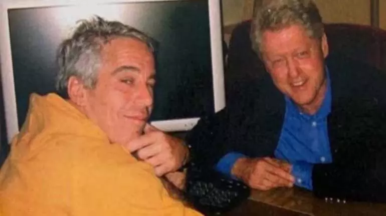 Bill Clinton का पत्र एपस्टीन के 50वें जन्मदिन के एल्बम में भी शामिल Bill Clinton का पत्र एपस्टीन के 50वें जन्मदिन के एल्बम में भी शामिल