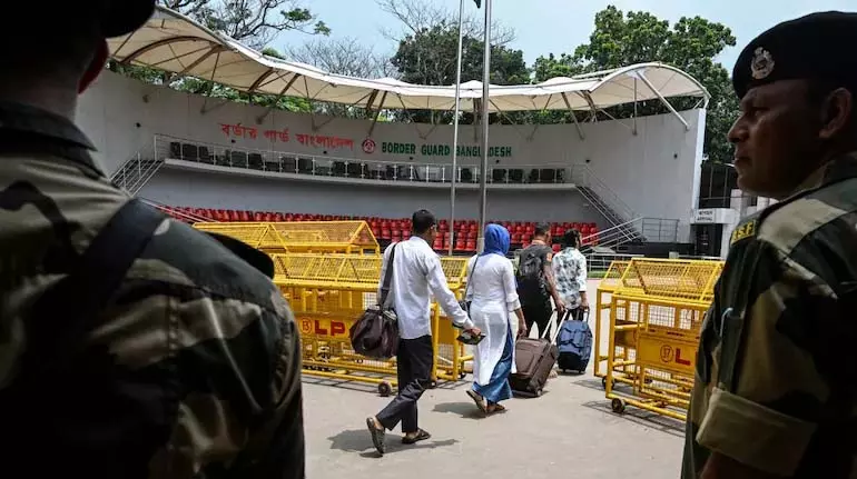 Bangladesh बैंक के विनम्र और पेशेवर ड्रेस कोड से विवाद Bangladesh बैंक के विनम्र और पेशेवर ड्रेस कोड से विवाद