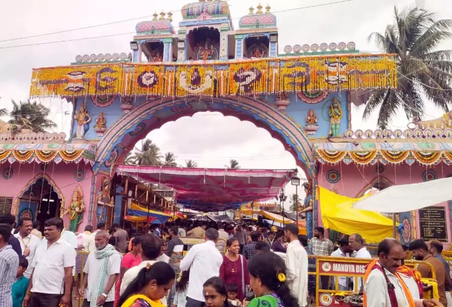 भीम अमावस्या: आरती में उमड़ी श्रद्धालुओं की भीड़ उक्कडा भीम अमावस्या: आरती में उमड़ी श्रद्धालुओं की भीड़ उक्कडा