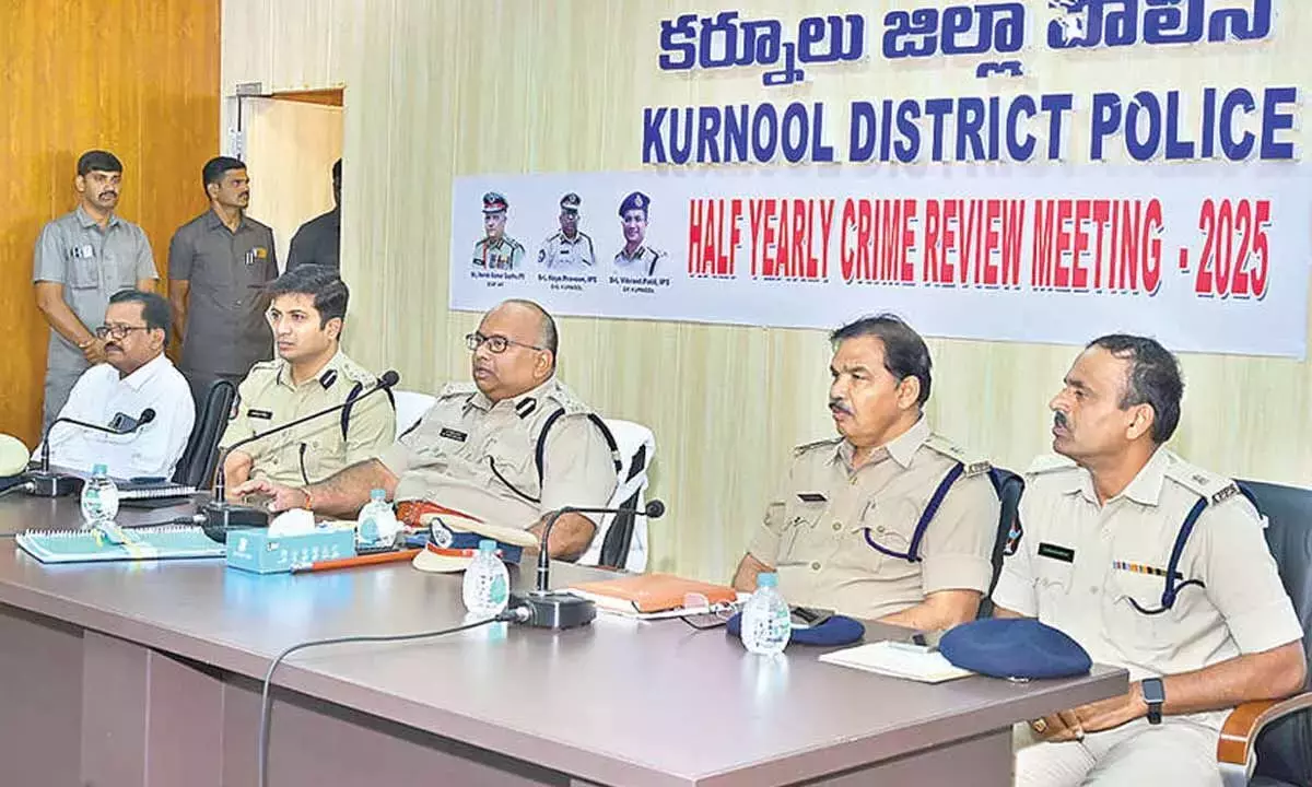 Andhra: पुलिस को कानून प्रवर्तन में उन्नत तकनीक का इस्तेमाल करने का निर्देश Andhra: पुलिस को कानून प्रवर्तन में उन्नत तकनीक का इस्तेमाल करने का निर्देश