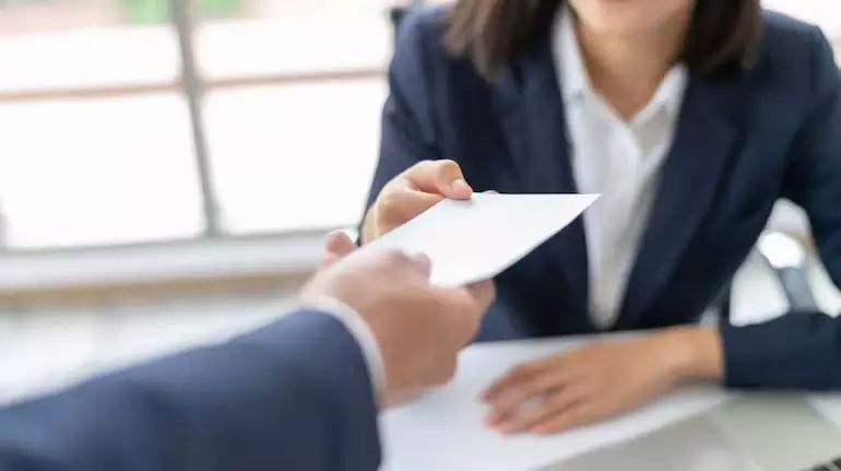 अधिकतम कर लाभ के लिए अपने वार्षिक बोनस का बुद्धिमानी से निवेश कैसे करें? अधिकतम कर लाभ के लिए अपने वार्षिक बोनस का बुद्धिमानी से निवेश कैसे करें?