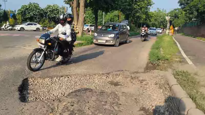 Chandigarh MC दक्षिणी सेक्टरों में सड़कों की मरम्मत पर 50 लाख रुपये खर्च करेगा Chandigarh MC दक्षिणी सेक्टरों में सड़कों की मरम्मत पर 50 लाख रुपये खर्च करेगा