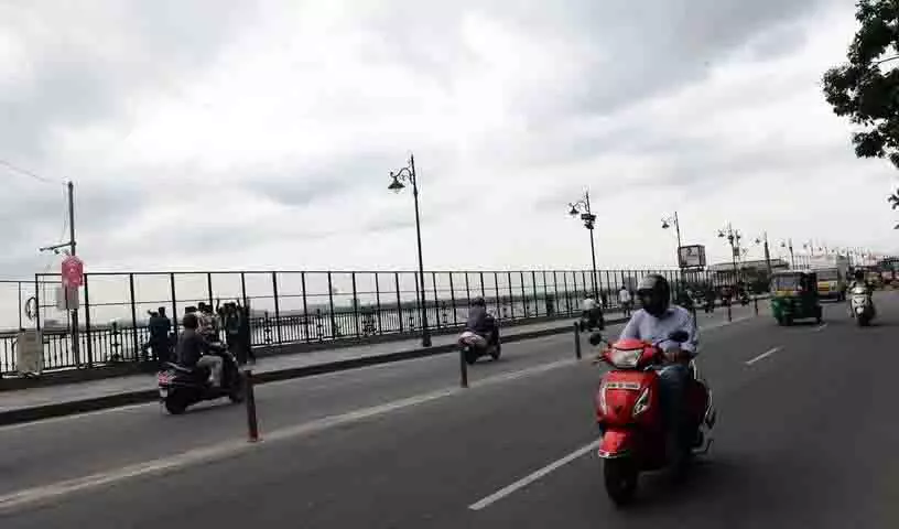 Hyderabad में मौसम उदास बना हुआ, बूंदाबांदी जारी, हल्की से मध्यम बारिश जारी Hyderabad में मौसम उदास बना हुआ, बूंदाबांदी जारी, हल्की से मध्यम बारिश जारी