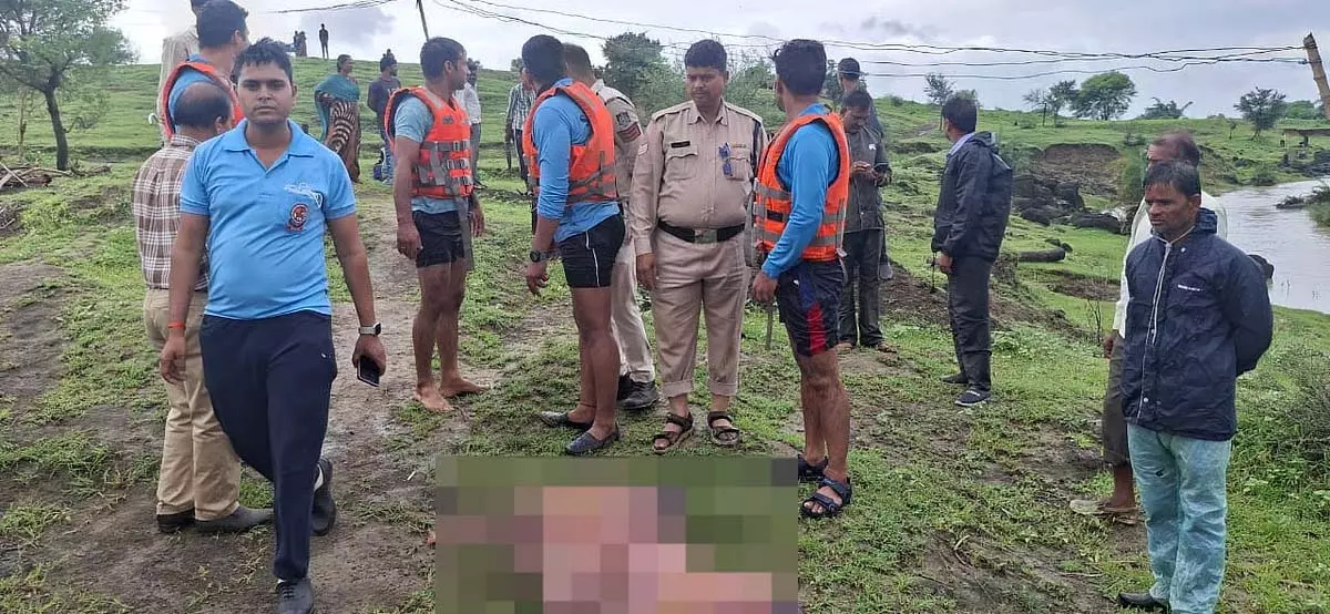 MP : अशोक नगर में नाले में डूबे मजदूर और बच्चे के शव की बरामदगी MP : अशोक नगर में नाले में डूबे मजदूर और बच्चे के शव की बरामदगी