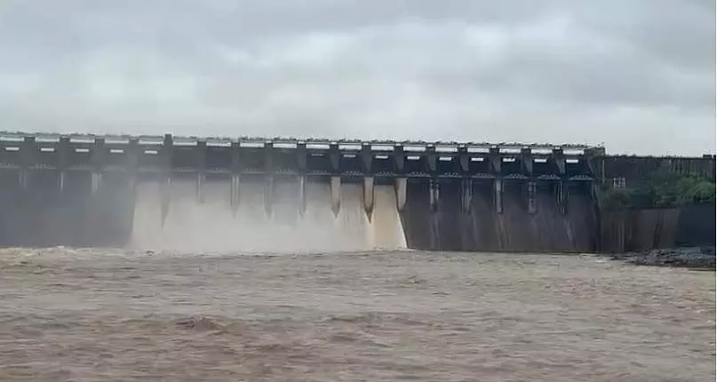 जबलपुर और आसपास में भारी बारिश, बरगी बांध के 2 गेट खोले गए जबलपुर और आसपास में भारी बारिश, बरगी बांध के 2 गेट खोले गए