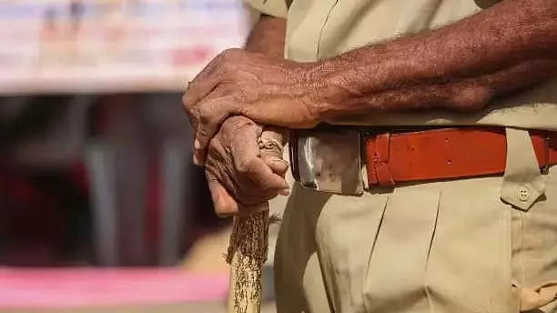 सेंधवा बाजार में शराब बरामद होने पर 5 पुलिसकर्मी लाइन अटैच सेंधवा बाजार में शराब बरामद होने पर 5 पुलिसकर्मी लाइन अटैच