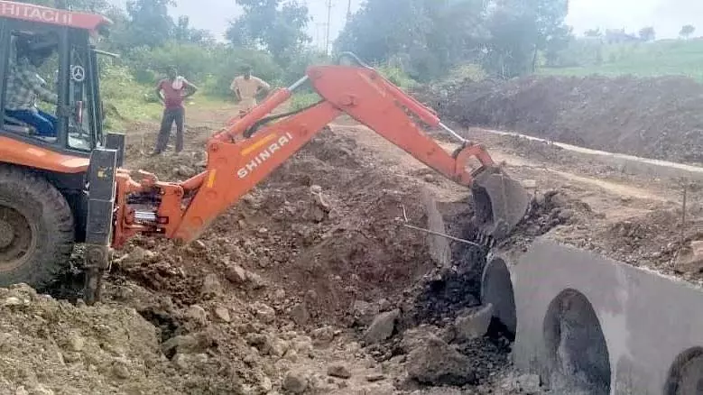 Madhya Pradesh : खरगोन के बामन डोकरी गांव में खराब पुलिया को तोड़ा गया Madhya Pradesh : खरगोन के बामन डोकरी गांव में खराब पुलिया को तोड़ा गया