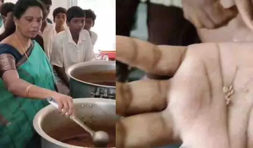 Sangareddy के आदिवासी कल्याण स्कूल में संक्रमित चावल के कारण विरोध प्रदर्शन Sangareddy के आदिवासी कल्याण स्कूल में संक्रमित चावल के कारण विरोध प्रदर्शन