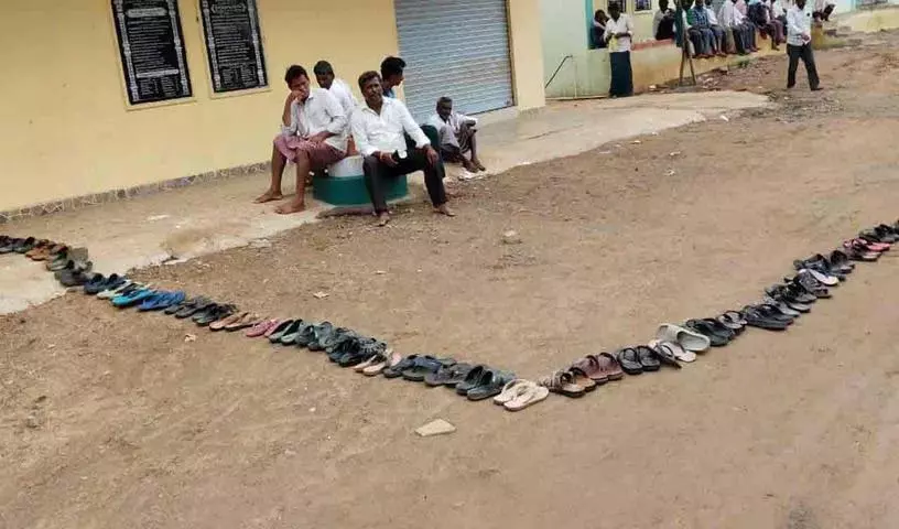 KTR ने रेवंत को चेतावनी दी: कतार में रखी चप्पलें जल्द ही सीएम के लिए माला बन सकती हैं KTR ने रेवंत को चेतावनी दी: कतार में रखी चप्पलें जल्द ही सीएम के लिए माला बन सकती हैं