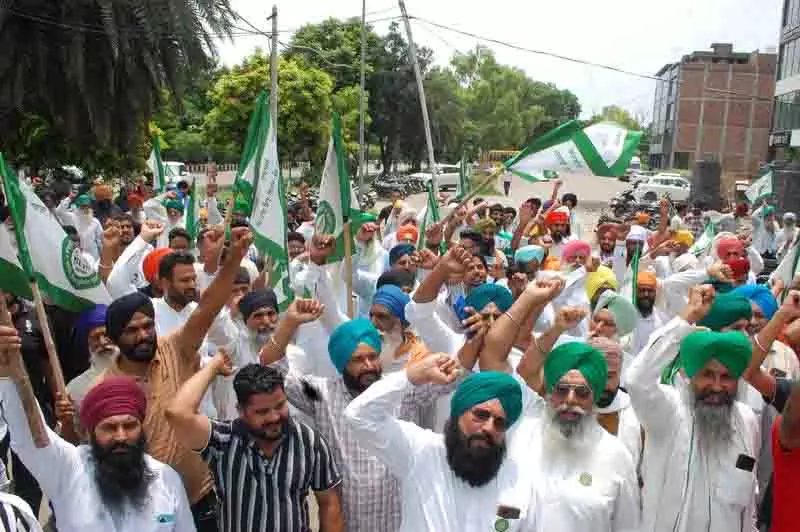 Amritsar: प्रस्तावित भूमि पूलिंग योजना के खिलाफ किसानों ने निकाली रैली Amritsar: प्रस्तावित भूमि पूलिंग योजना के खिलाफ किसानों ने निकाली रैली