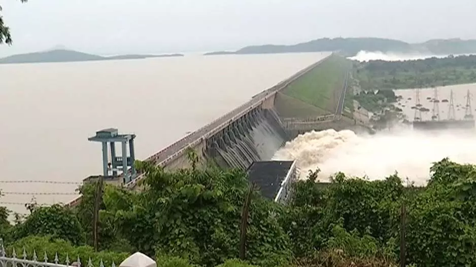 हीराकुंड बांध में जलस्तर बढ़ा, बारिश के पानी निकालने के लिए 20 गेट खोले हीराकुंड बांध में जलस्तर बढ़ा, बारिश के पानी निकालने के लिए 20 गेट खोले
