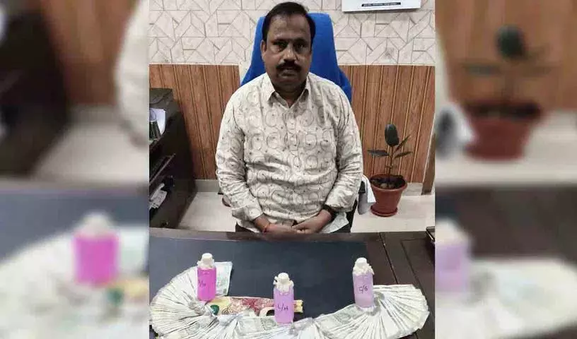 नगर निगम उपायुक्त को एसीबी ने 2 लाख रुपये की रिश्वत लेते पकड़ा नगर निगम उपायुक्त को एसीबी ने 2 लाख रुपये की रिश्वत लेते पकड़ा
