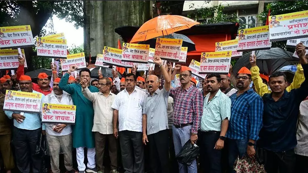 बेस्ट कामगार सेना का वडाला में प्रदर्शन, ₹10,000 करोड़ राहत की मांग बेस्ट कामगार सेना का वडाला में प्रदर्शन, ₹10,000 करोड़ राहत की मांग