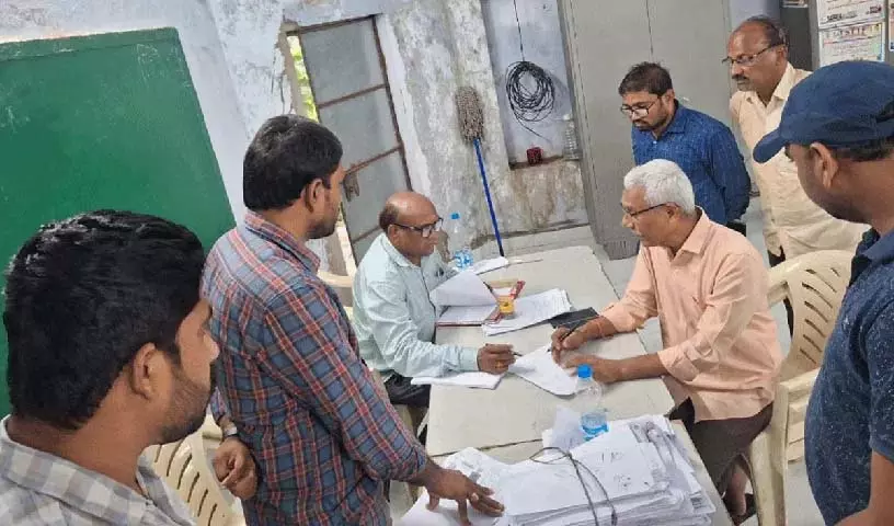 भू भारती आवेदनों के ऑनलाइन पंजीकरण में तेजी लाई जानी चाहिए: अतिरिक्त कलेक्टर श्रीनिवास रेड्डी भू भारती आवेदनों के ऑनलाइन पंजीकरण में तेजी लाई जानी चाहिए: अतिरिक्त कलेक्टर श्रीनिवास रेड्डी