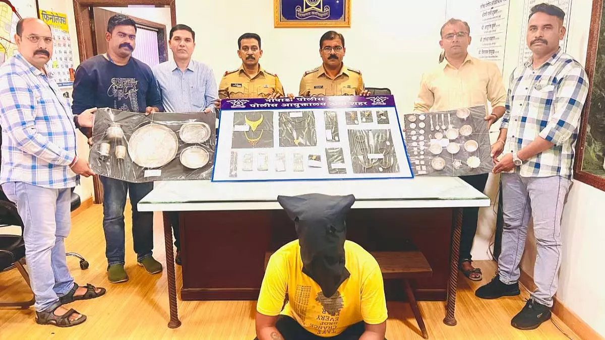 आदतन चोर गिरफ्तार, 10.99 लाख के गहने बरामद, मां फरार आदतन चोर गिरफ्तार, 10.99 लाख के गहने बरामद, मां फरार