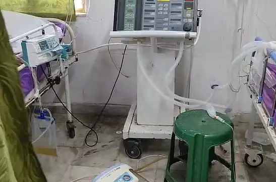 मरीज की मौत के बाद पद्मा नेता ने श्रीरामपुर श्रमजीवी अस्पताल के आईसीयू में तोड़फोड़ की मरीज की मौत के बाद पद्मा नेता ने श्रीरामपुर श्रमजीवी अस्पताल के आईसीयू में तोड़फोड़ की